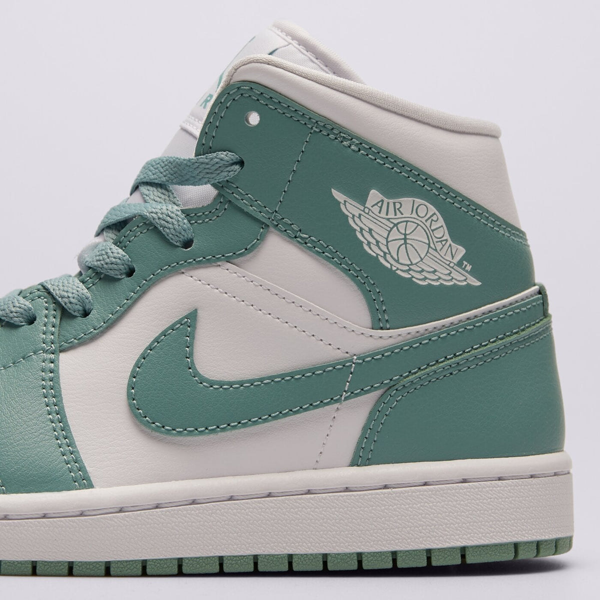 AJ 1 Mid Women's - White BQ6472-138