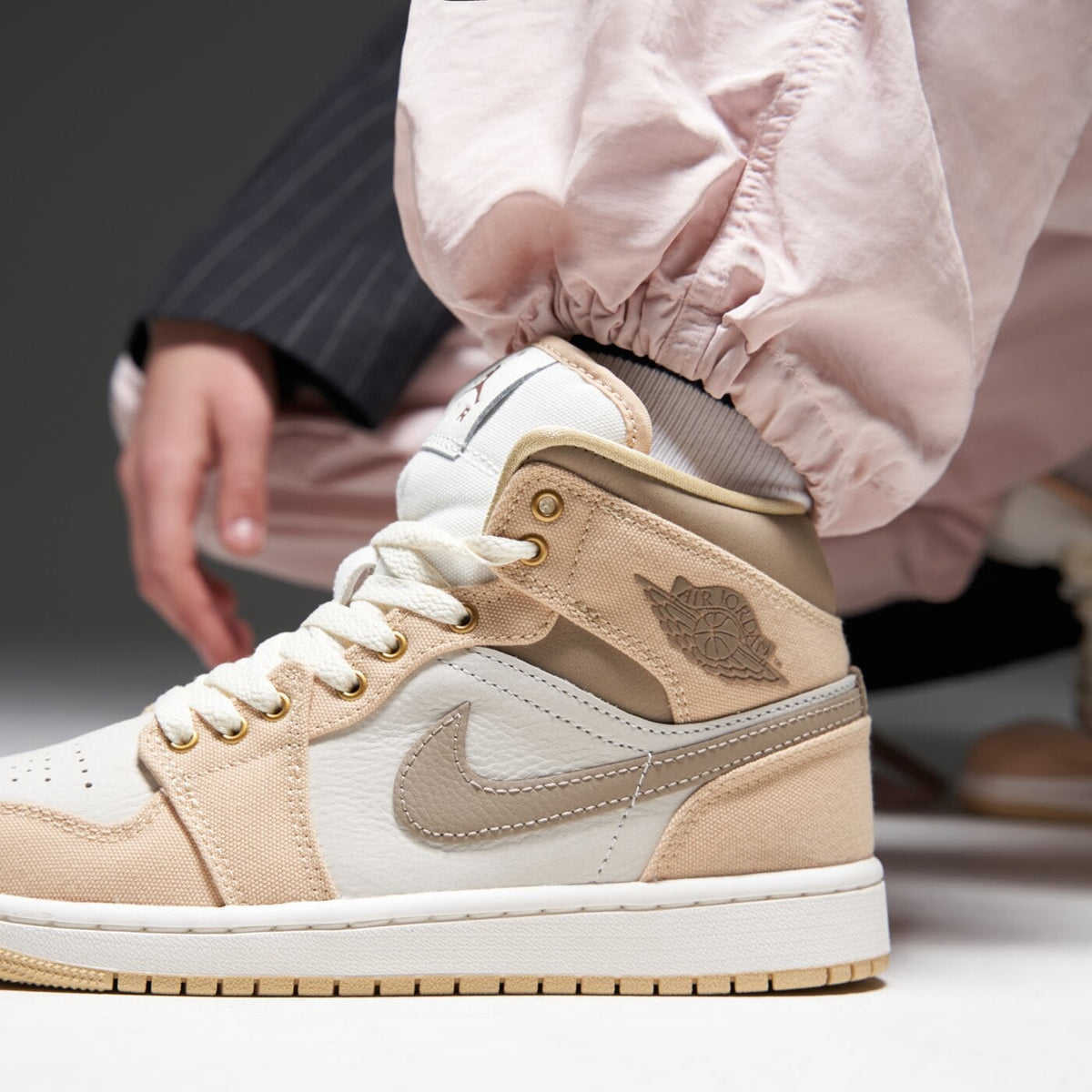 AJ 1 Mid SE Women's - Pink IR2011-247